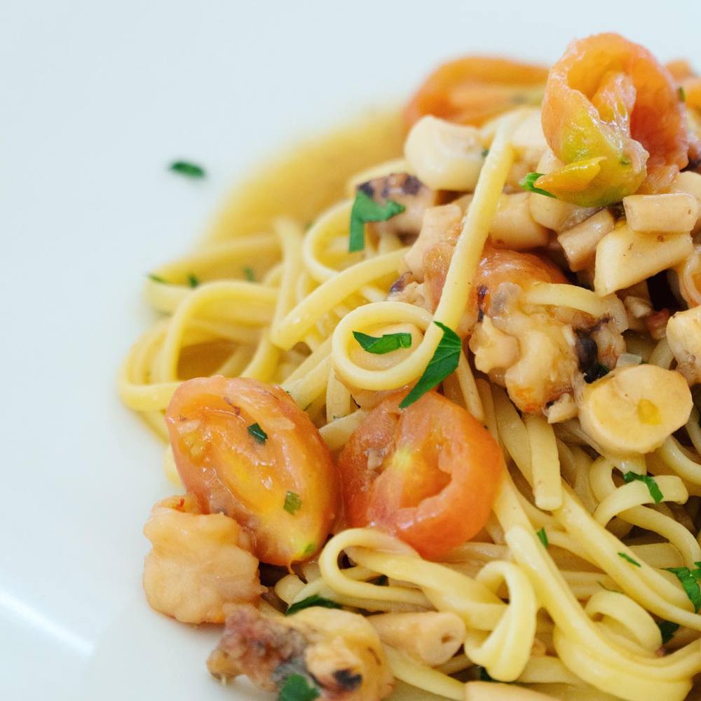 Seafood linguine with prawns and cherry tomatoes